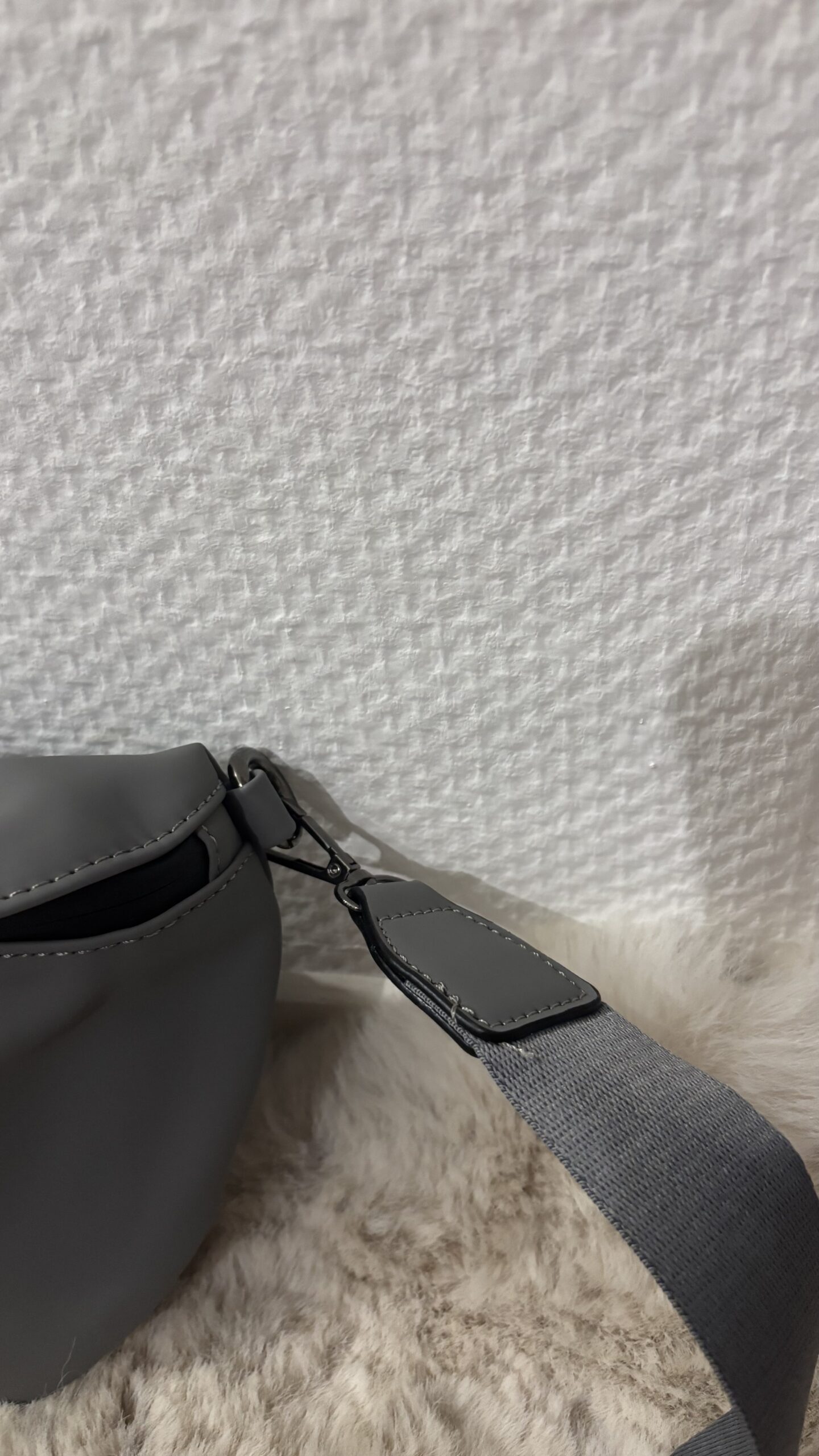 Sac style banane imperméable gris – Image 4