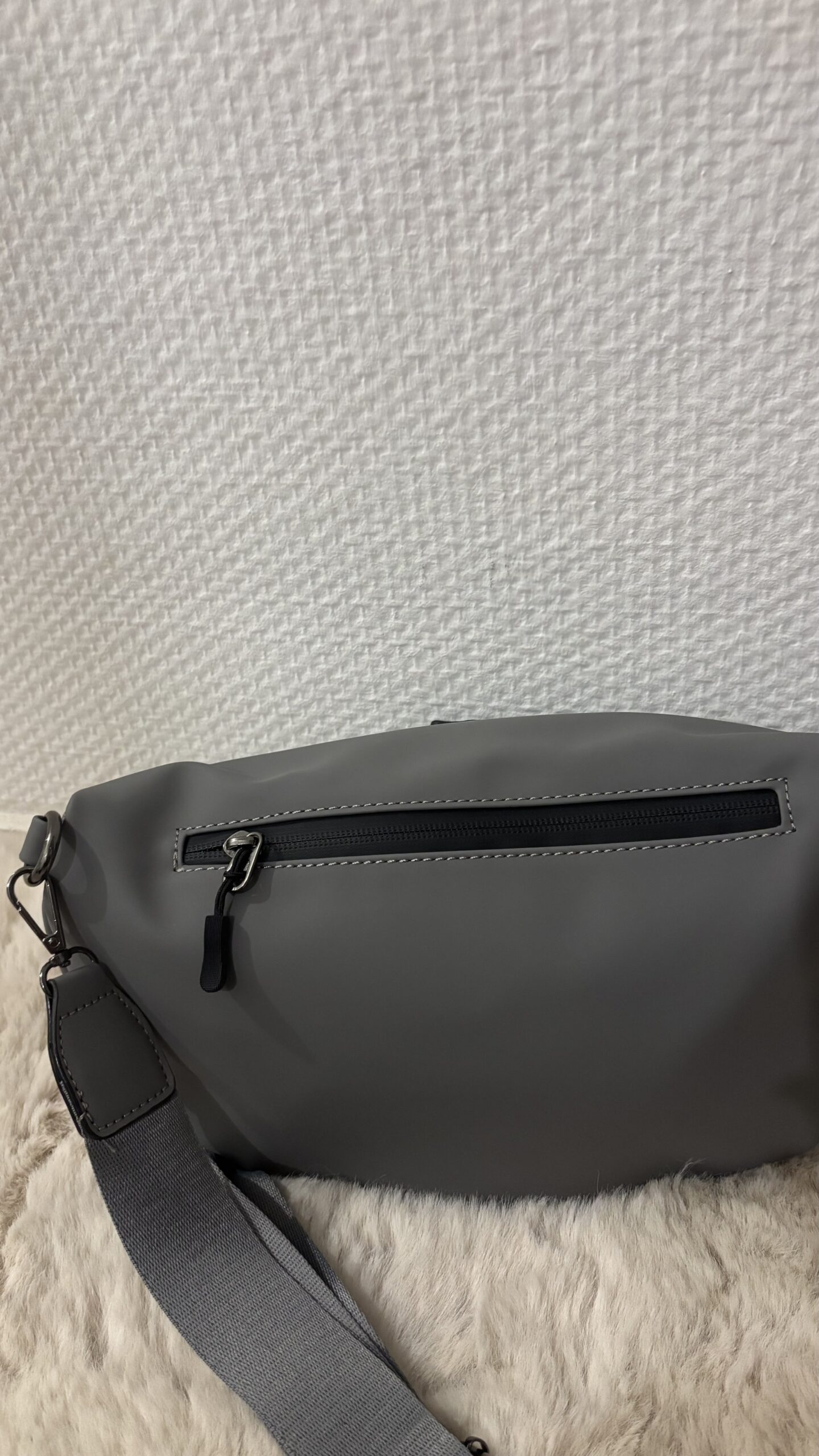 Sac style banane imperméable gris – Image 6